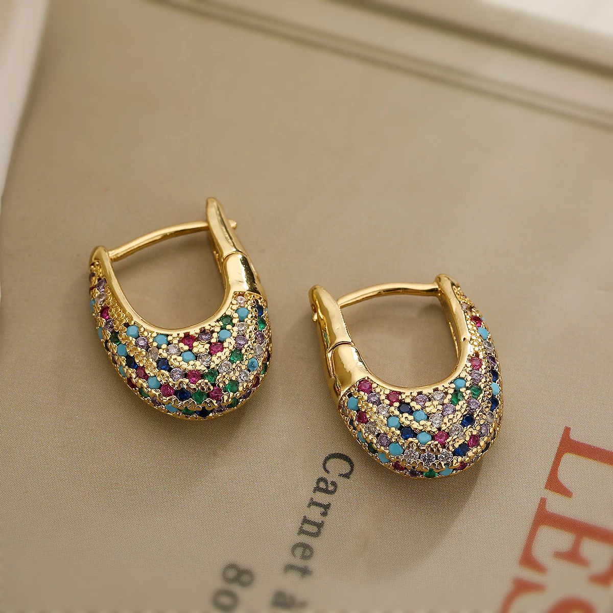 DELACROIX | BOUCLES D’OREILLES ÉLÉGANTES AVEC CRISTAUX COLORÉS
