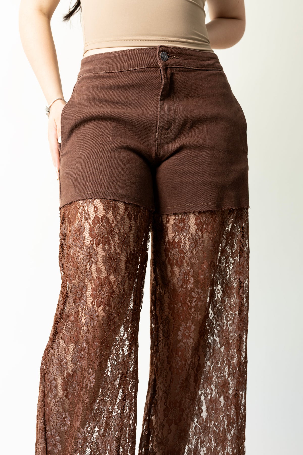 Rosario | Pantalón wide leg café con encaje floral