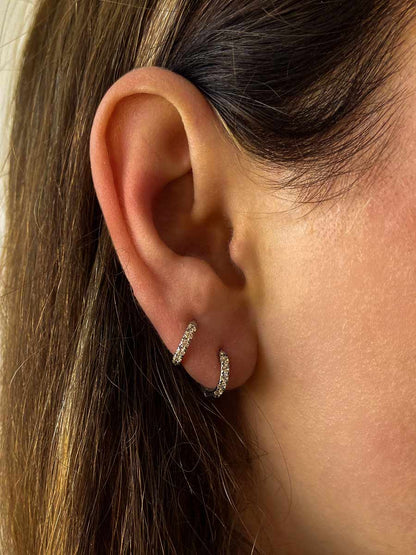 Celeste | Aretes de aro con zirconias