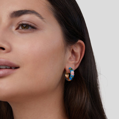 Sara | Arojes de oreja en forma de círculo dorado con flor