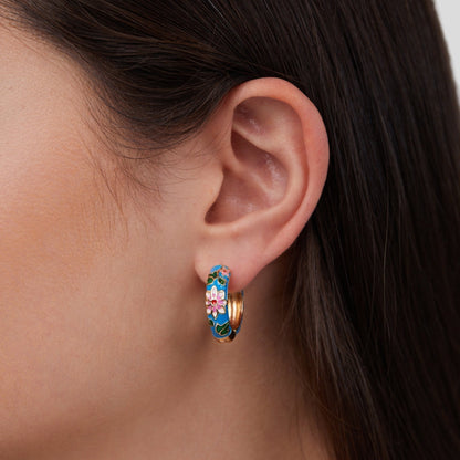 Sara | Arojes de oreja en forma de círculo dorado con flor