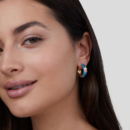 Sara | Arojes de oreja en forma de círculo dorado con flor