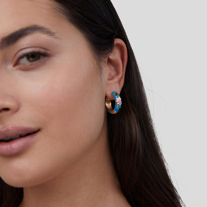 Sara | Arojes de oreja en forma de círculo dorado con flor