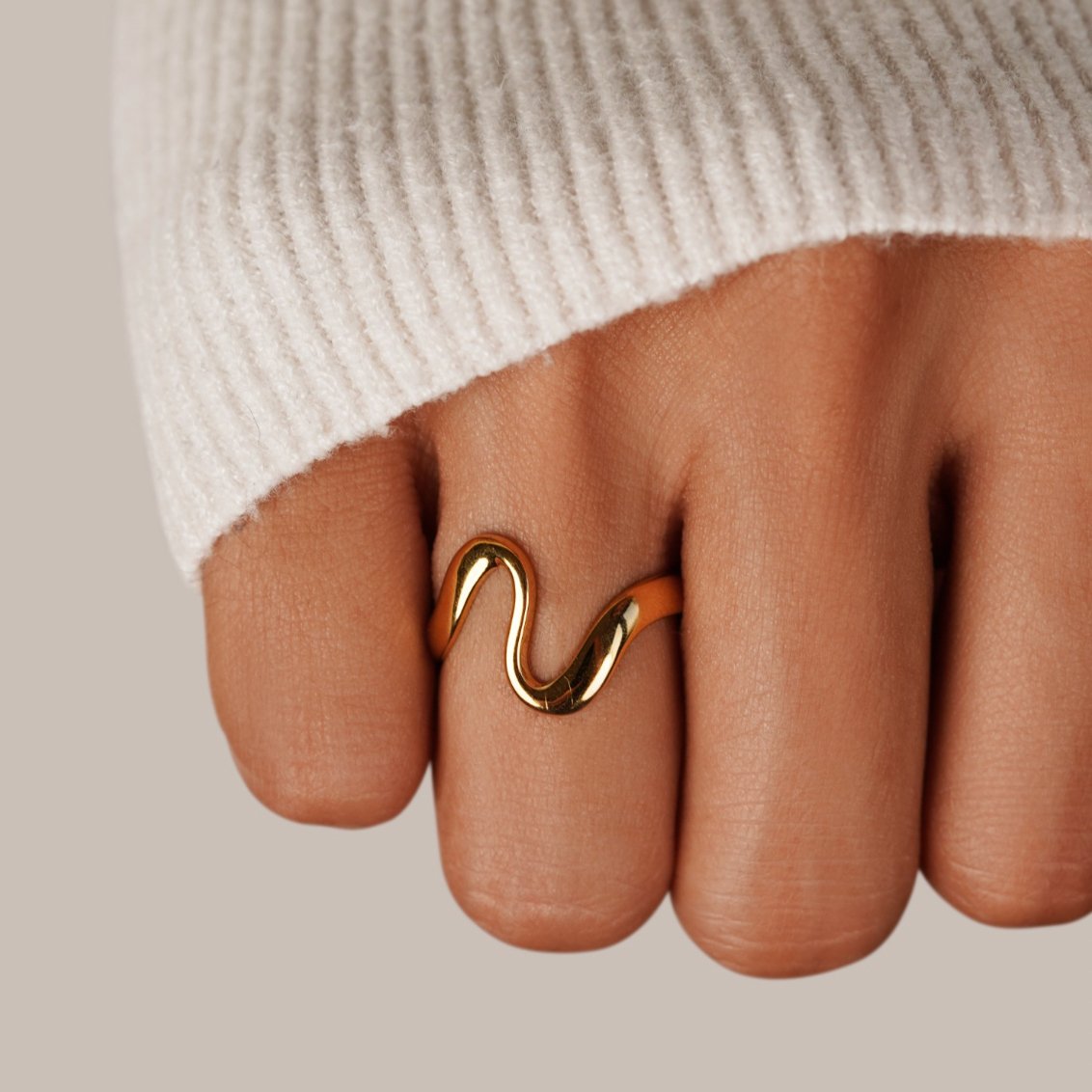 Alana | Anillo onda dorata