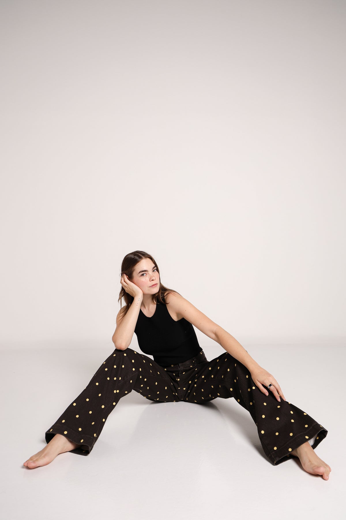 Abril | Jeans chocolate con lunares amarillos