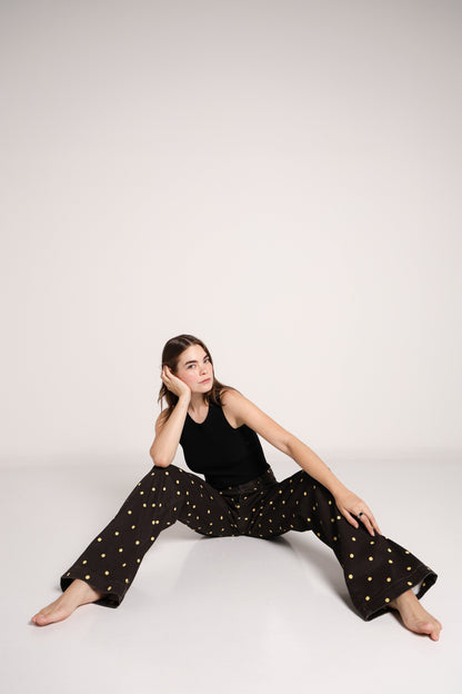 Abril | Jeans chocolate con lunares amarillos