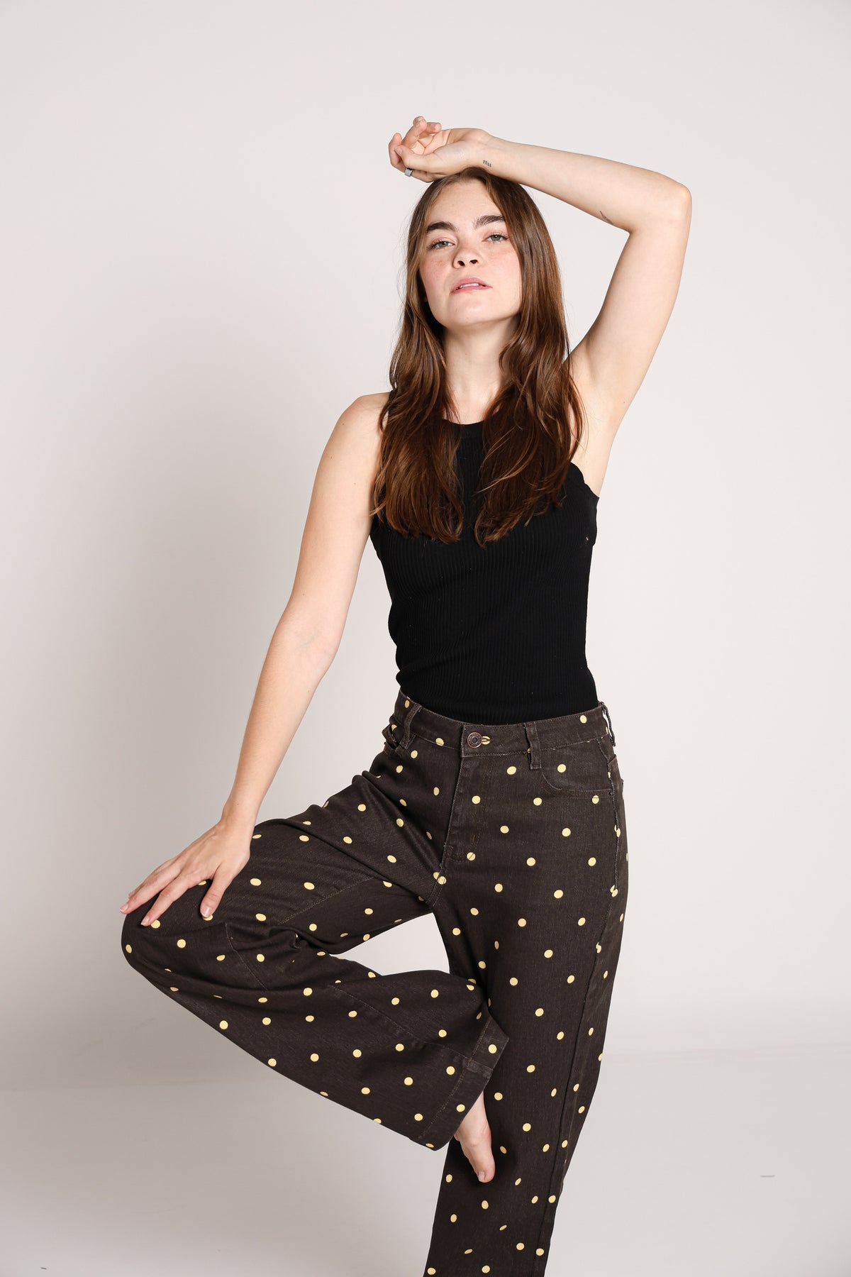 Abril | Jeans chocolate con lunares amarillos
