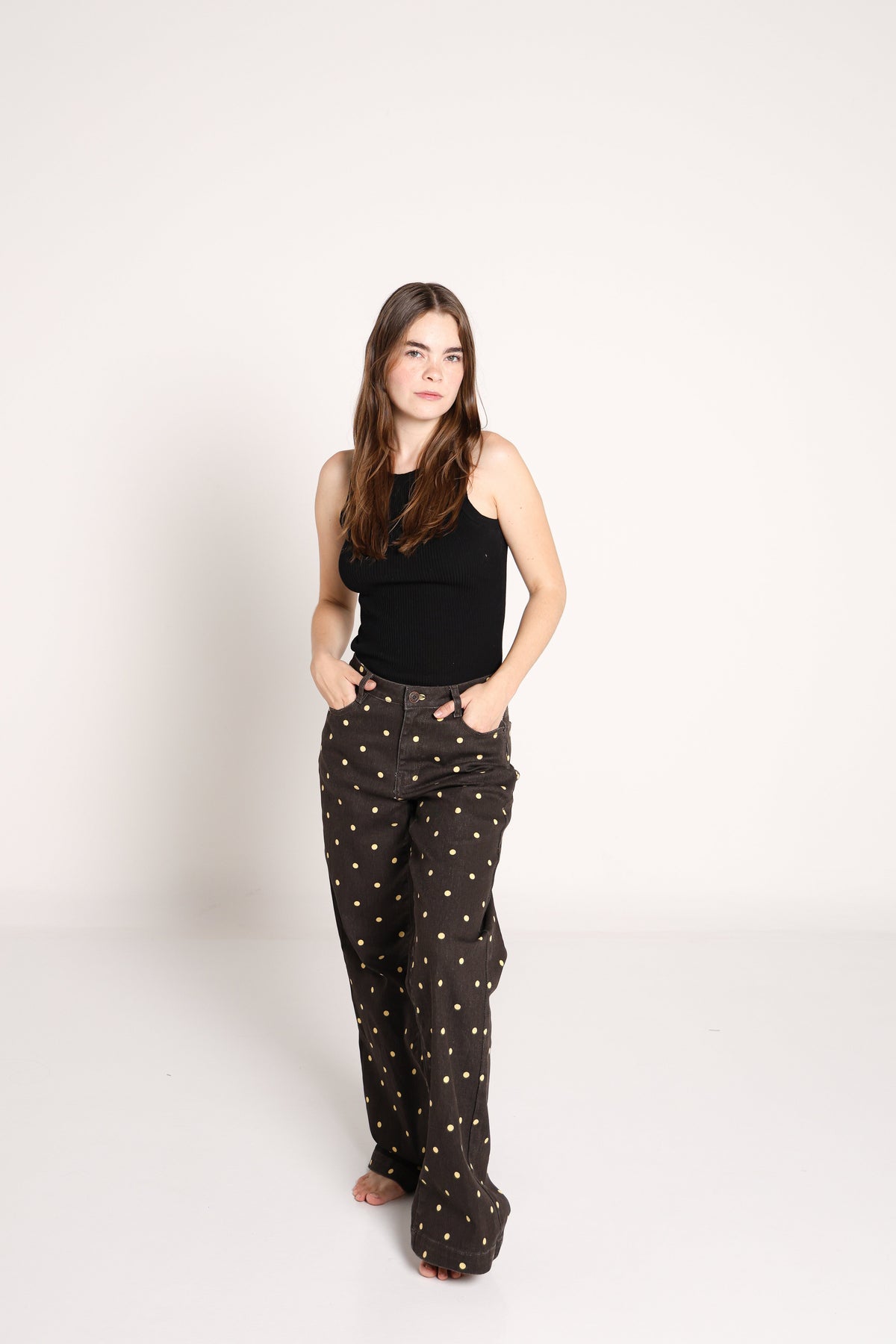 Abril | Jeans chocolate con lunares amarillos
