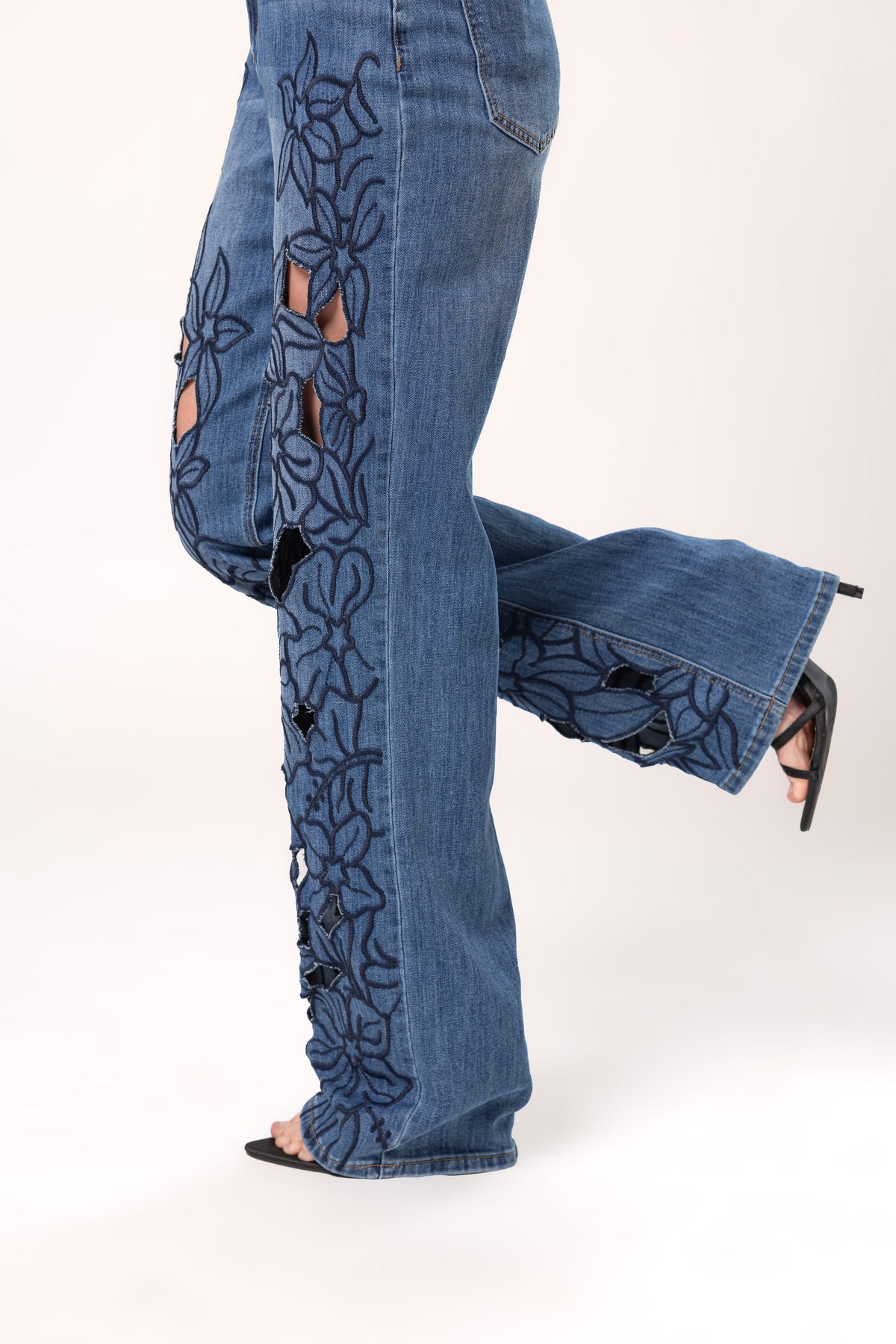 Yolanda | Pantalón wide leg azul con bordado