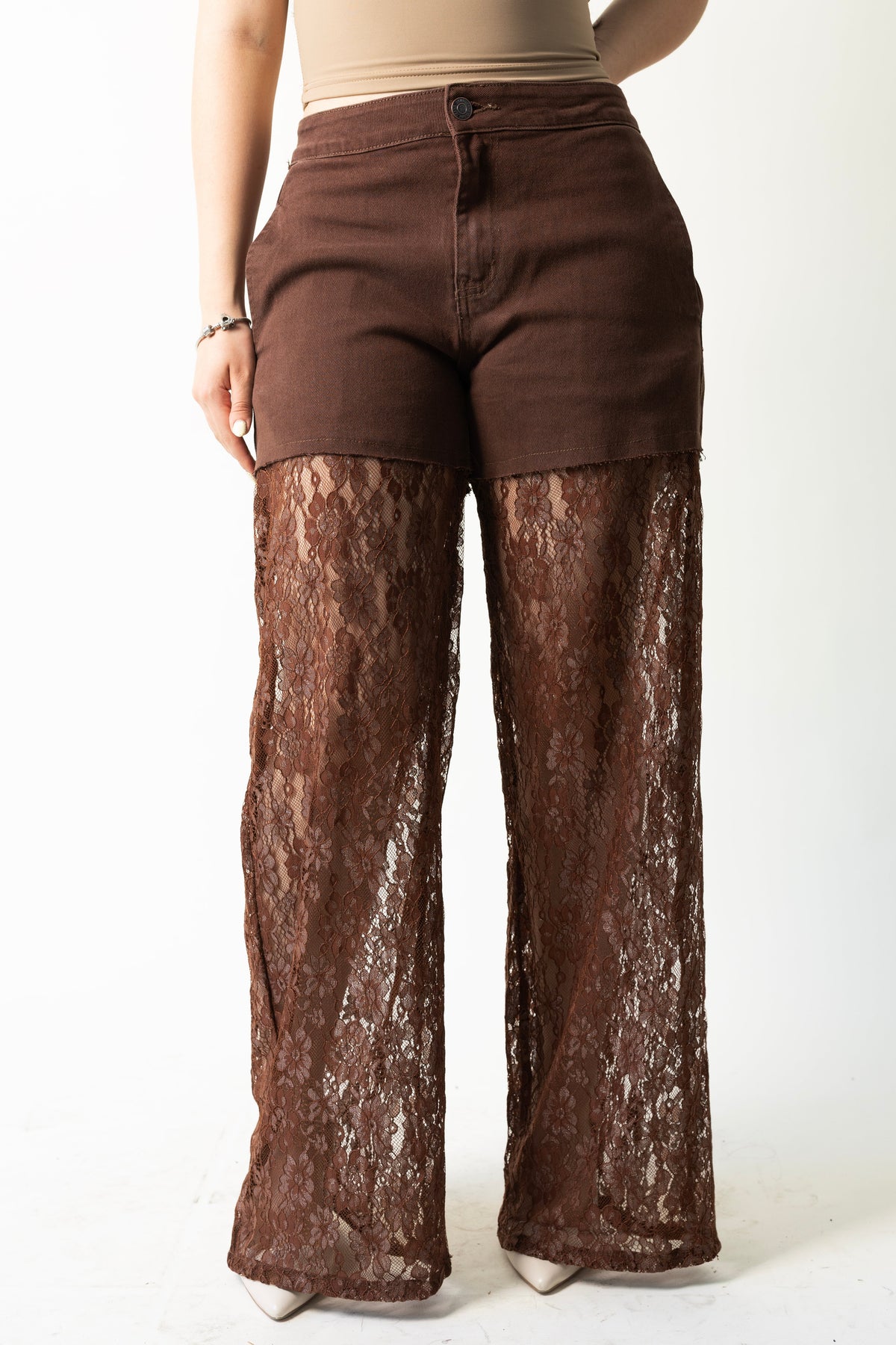 Rosario | Pantalón wide leg café con encaje floral