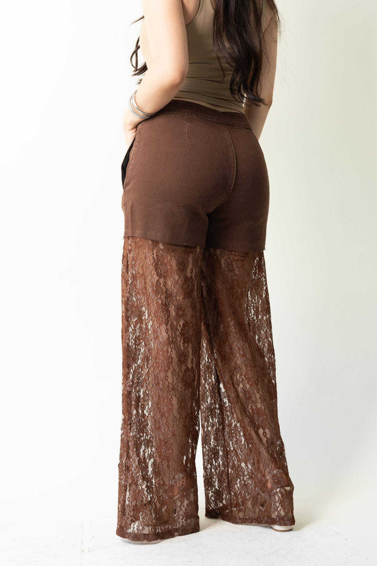 Rosario | Pantalón wide leg café con encaje floral