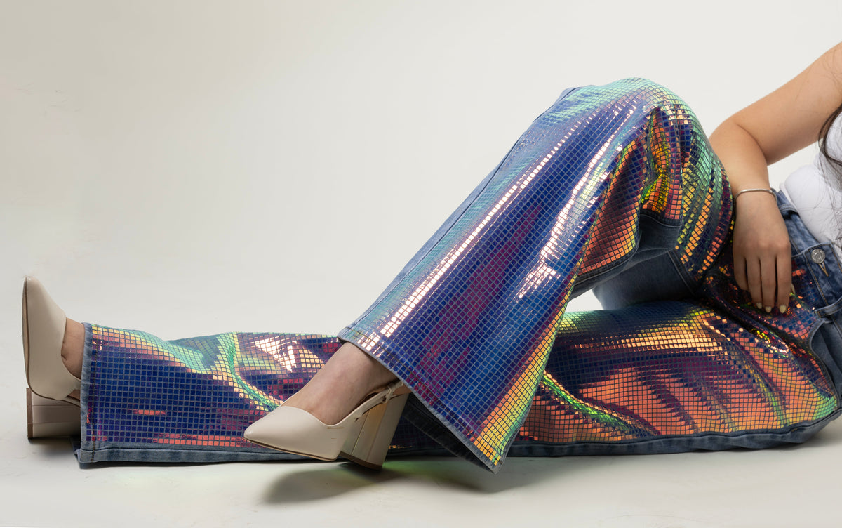 Nova | Pantalón wide leg azul claro con paneles holográficos